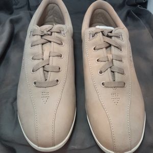 Women's Easy Spirit AP1 Size 10 WIDE